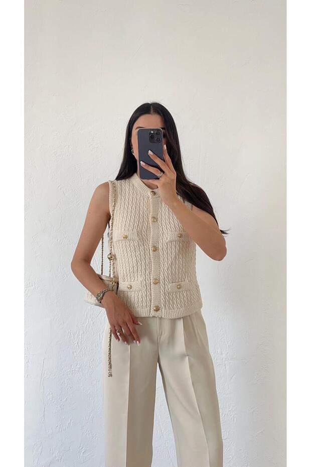 Cream Knitwear Vest with Rice Buttons