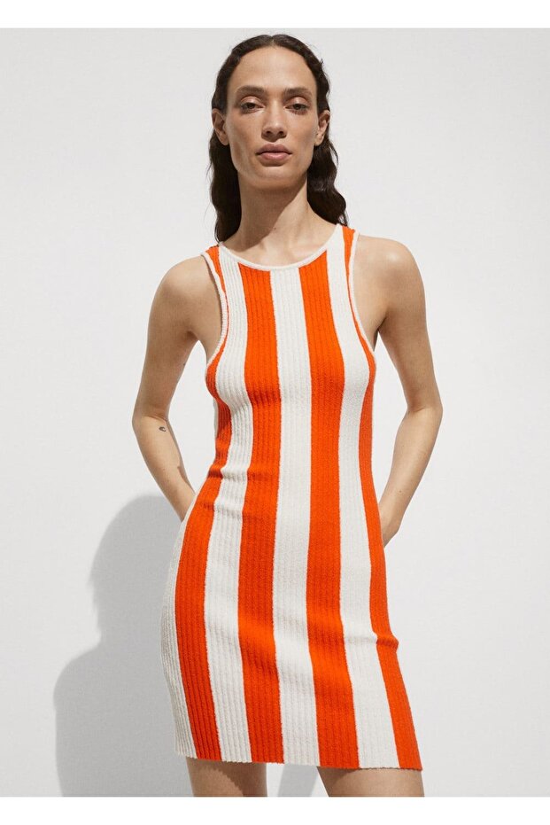 Gestreiftes, geripptes, lockiges Strickkleid - 1