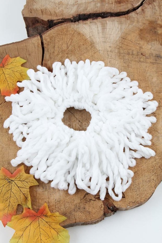 Women's White Velvet Twist Pasta Bun Buckle