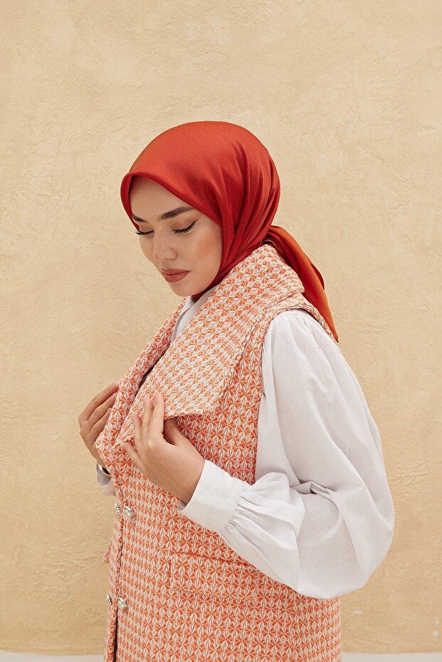 وشاح لامع بلون البلاط