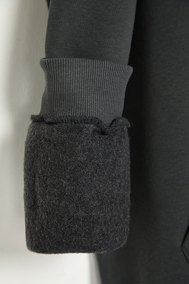 Büyük Beden Antrasit Oversize İçi Polar/Sıcak Tutan Nakışlı Sweatshirt TMNAW25AO00057 - 5