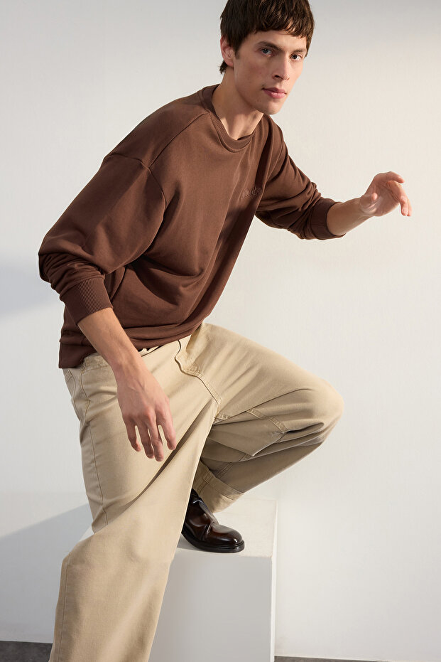 Koyu Kahverengi Bisiklet Yaka Oversize/Geniş Kesim Yazı Diagonal Sweatshirt TMNAW24SW00039 - 2
