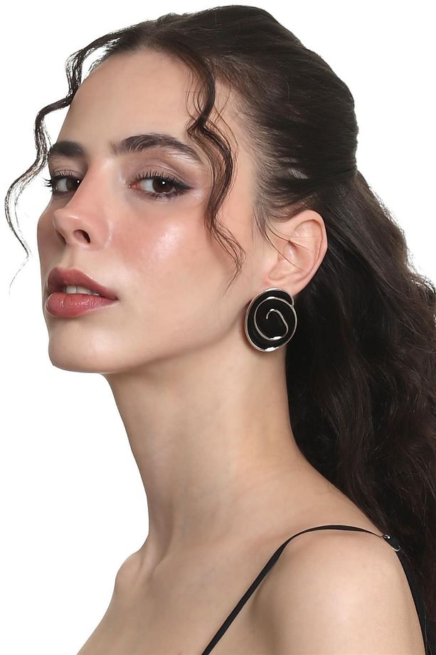 Kadın Gümüş Renk Lak Kaplama Çivili Model Siyah Mineli Küpe - 3