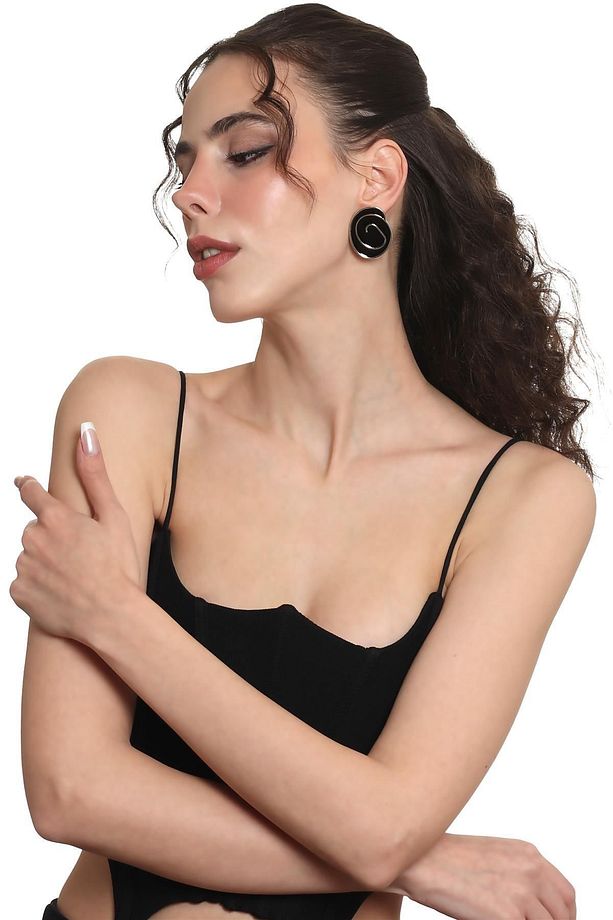 Kadın Gümüş Renk Lak Kaplama Çivili Model Siyah Mineli Küpe - 4