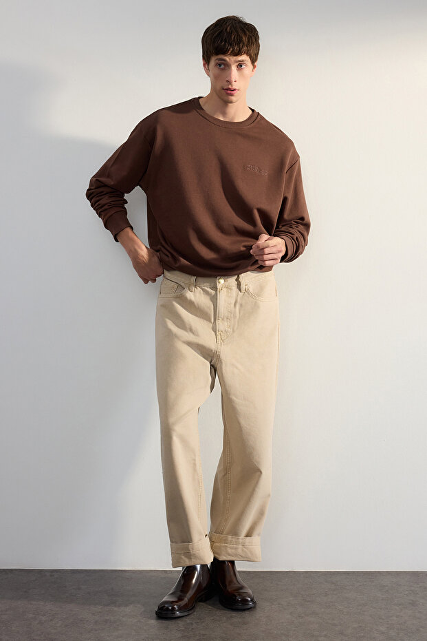 Koyu Kahverengi Bisiklet Yaka Oversize/Geniş Kesim Yazı Diagonal Sweatshirt TMNAW24SW00039 - 1