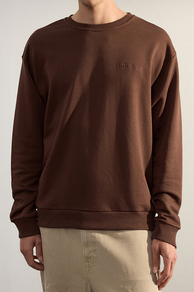 Koyu Kahverengi Bisiklet Yaka Oversize/Geniş Kesim Yazı Diagonal Sweatshirt TMNAW24SW00039 - 4