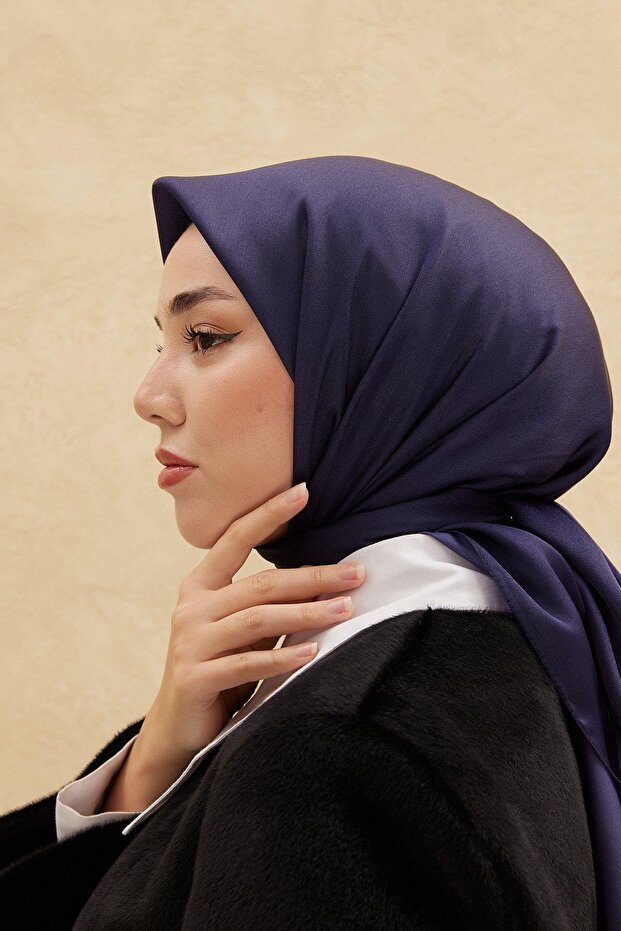 وشاح لامع باللون الأزرق الداكن