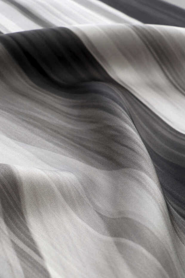 وشاح حريري بنمط نسيم رمادي - 3