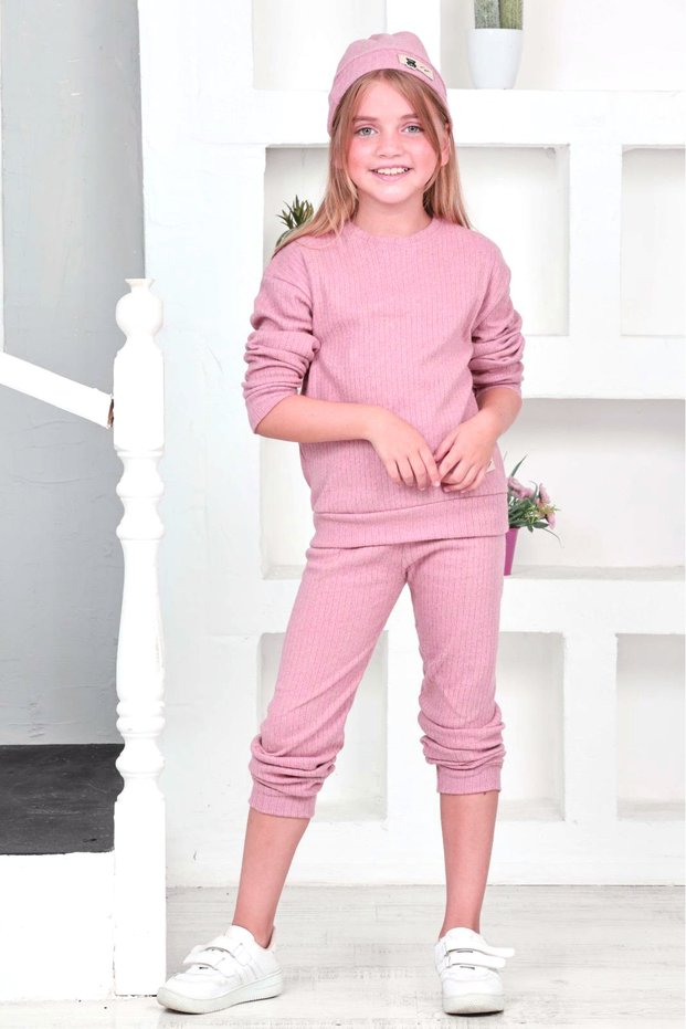 Girl's 3-piece set with a hat, slightly raised, ribbed knit.