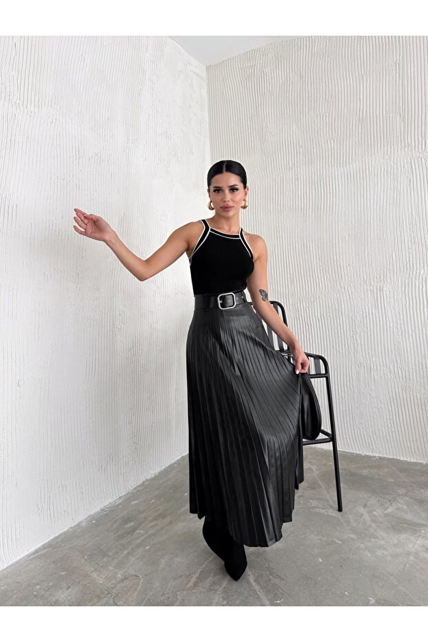 تنورة نسائية سوداء بحزام مطوي