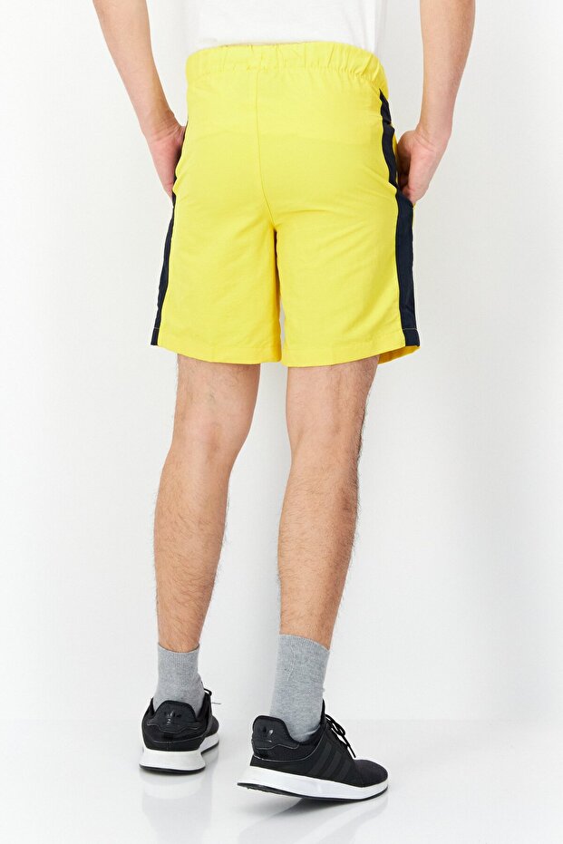 شورت رجالي أساسي بشعار العلامة التجارية، باللون الأصفر - 2