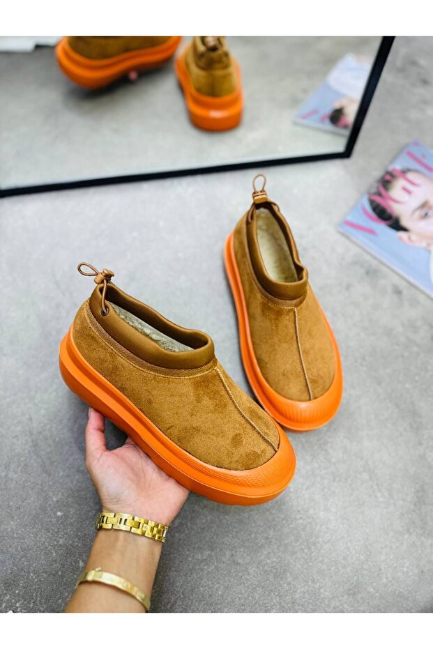 حذاء نسائي من Paula Mini Tan من الجلد السويدي - نصف حذاء بنعل مسطح مع فرو من الداخل - 2