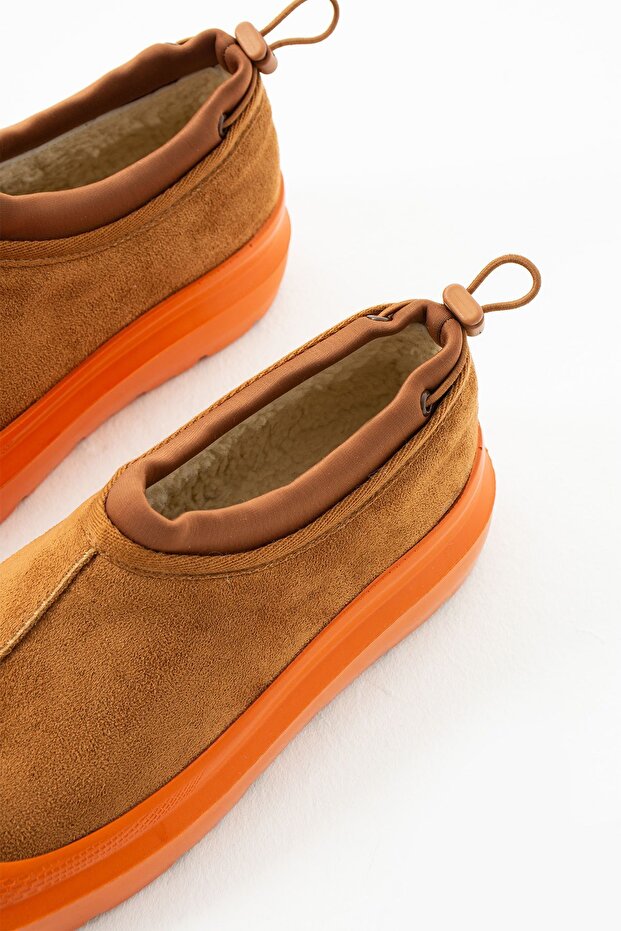 حذاء نسائي من Paula Mini Tan من الجلد السويدي - نصف حذاء بنعل مسطح مع فرو من الداخل - 7