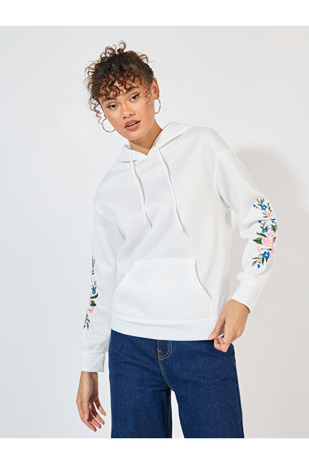 هودي بأكمام مطرزة بقصّة عادية