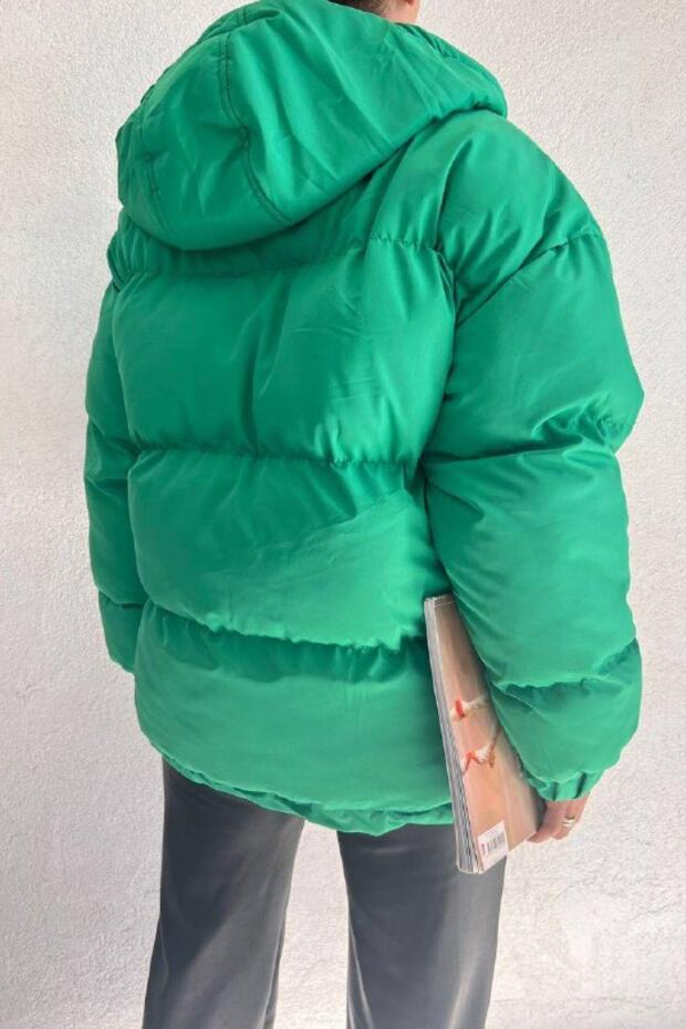 سترة منتفخة بغطاء للرأس باللون الأخضر - 4