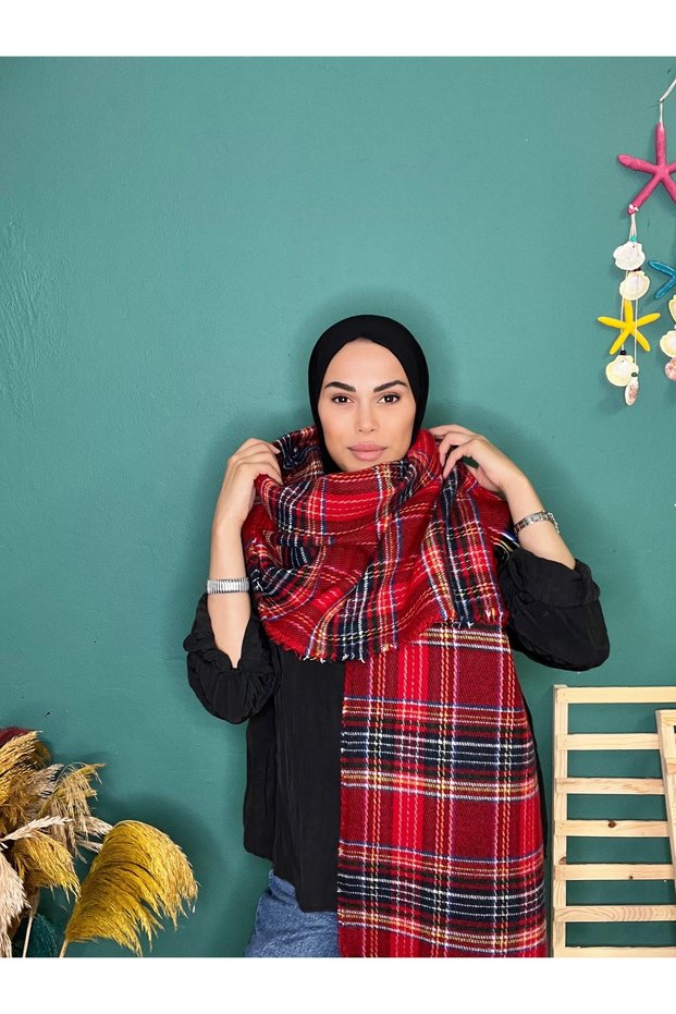 وشاح وشال منقوش باللون الأحمر من الطراز الاسكتلندي