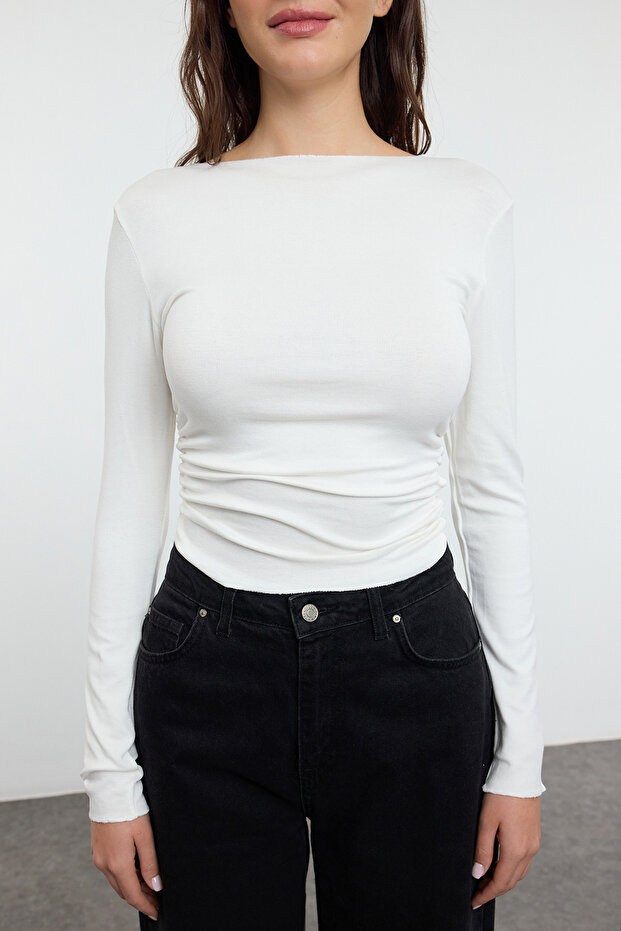 Ekru Viskon/Yumuşak Kumaşlı Fitted Büzgü/Drape Detaylı Kayık Yaka Esnek Örme Bluz TWOAW25BZ00225 - 3