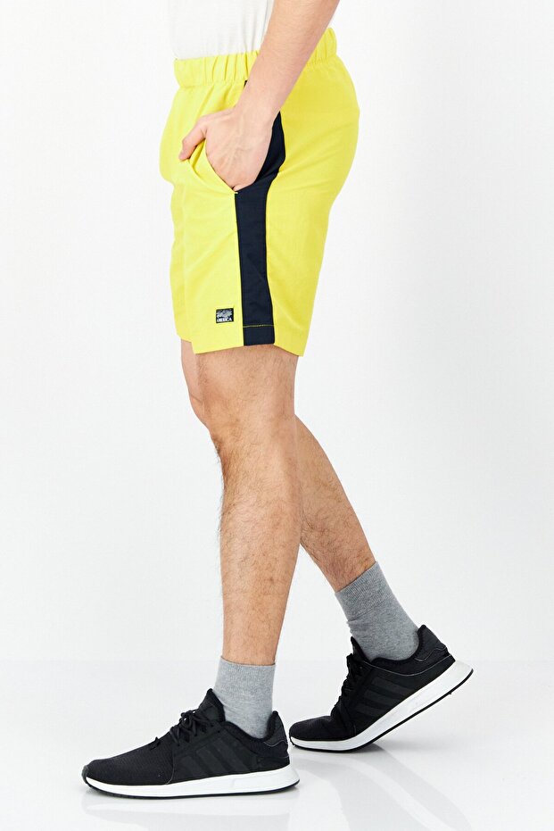 شورت رجالي أساسي بشعار العلامة التجارية، باللون الأصفر - 3
