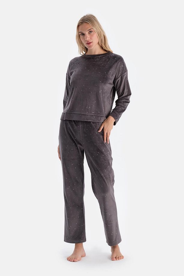 Siyah Parlak Yıldız Baskılı Uzun Kollu Kadife Pijama Takımı - 4