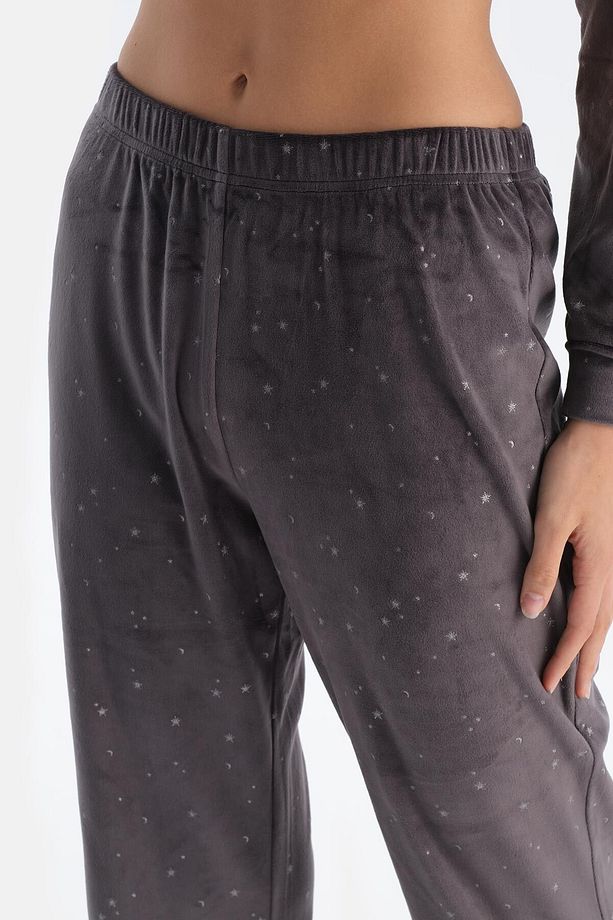 Siyah Parlak Yıldız Baskılı Uzun Kollu Kadife Pijama Takımı - 6