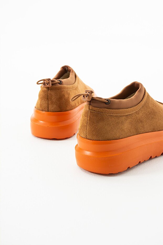 حذاء نسائي من Paula Mini Tan من الجلد السويدي - نصف حذاء بنعل مسطح مع فرو من الداخل - 6