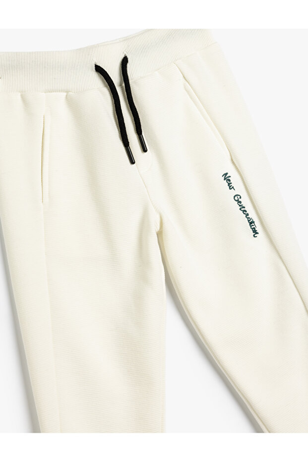 Jogginghose mit Slogan-Print und Bindegürtel - 3