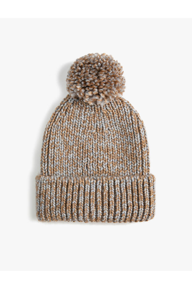 Elastic Knitted Beret with Layered Edges and Pompom Detail