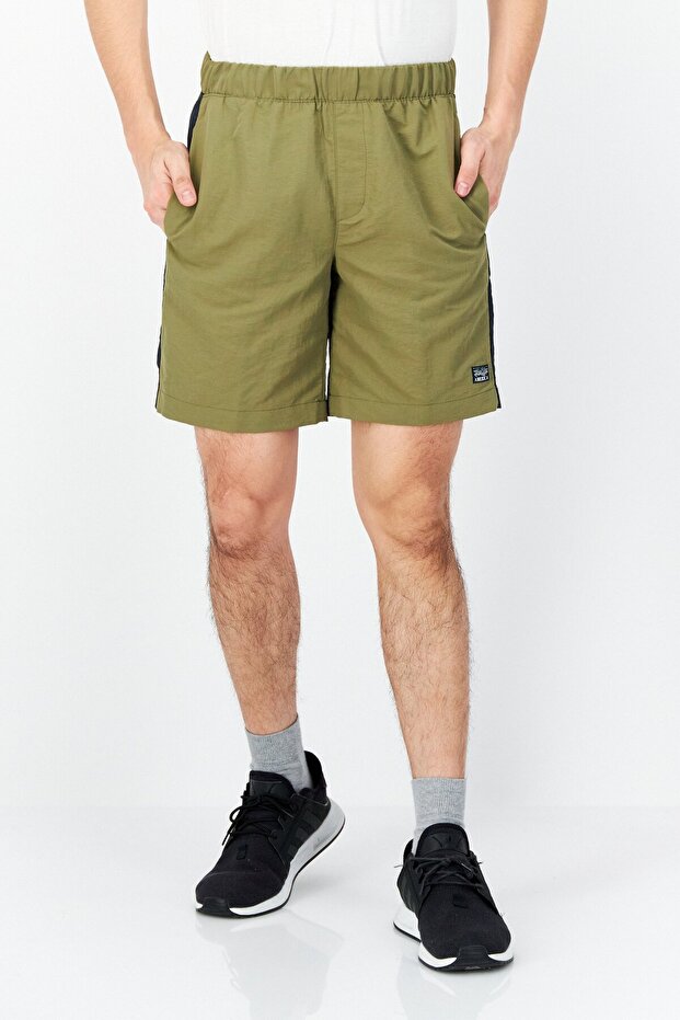 شورت رجالي أساسي بشعار العلامة التجارية، زيتوني - 1