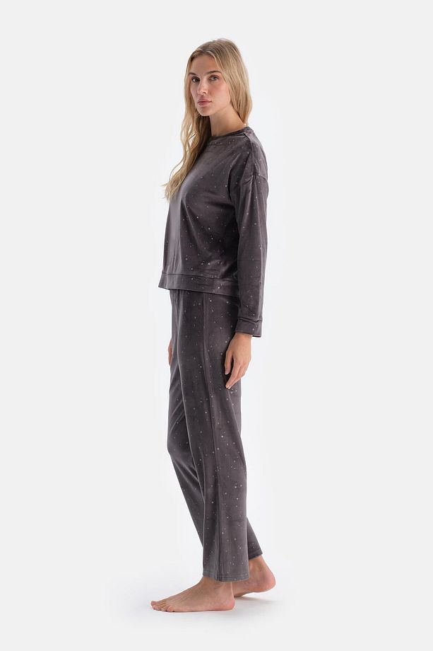 Siyah Parlak Yıldız Baskılı Uzun Kollu Kadife Pijama Takımı - 3