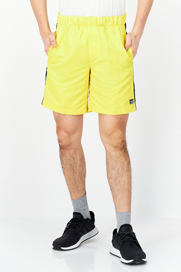 شورت رجالي أساسي بشعار العلامة التجارية، باللون الأصفر - 1