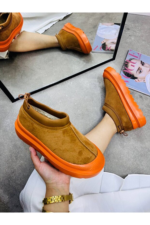 حذاء نسائي من Paula Mini Tan من الجلد السويدي - نصف حذاء بنعل مسطح مع فرو من الداخل - 1