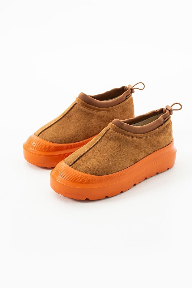 حذاء نسائي من Paula Mini Tan من الجلد السويدي - نصف حذاء بنعل مسطح مع فرو من الداخل - 8