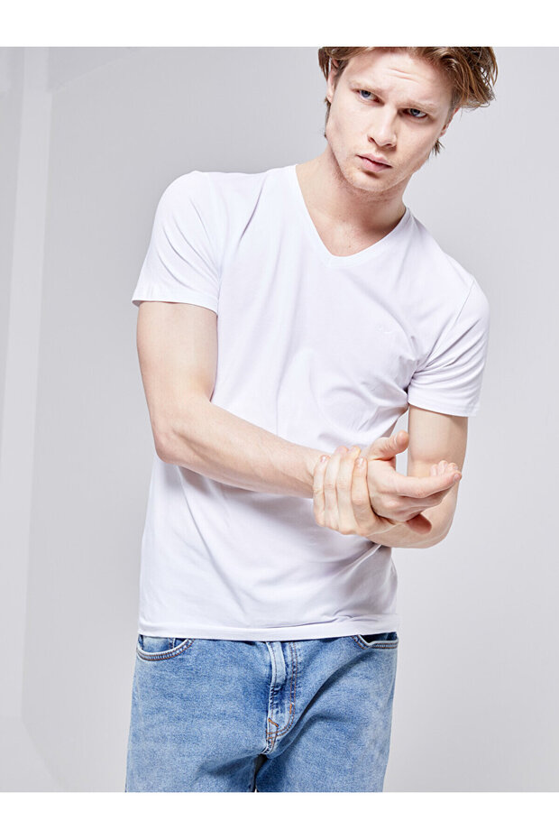 تي شيرت أبيض بقصة ضيقة وياقة على شكل حرف V - 5