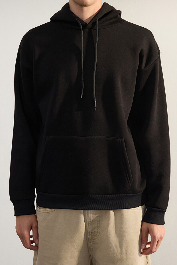 Siyah Oversize/Geniş Kesim Nakışlı İçi Polar Kapüşonlu Sweatshirt TMNAW24SW00186 - 3