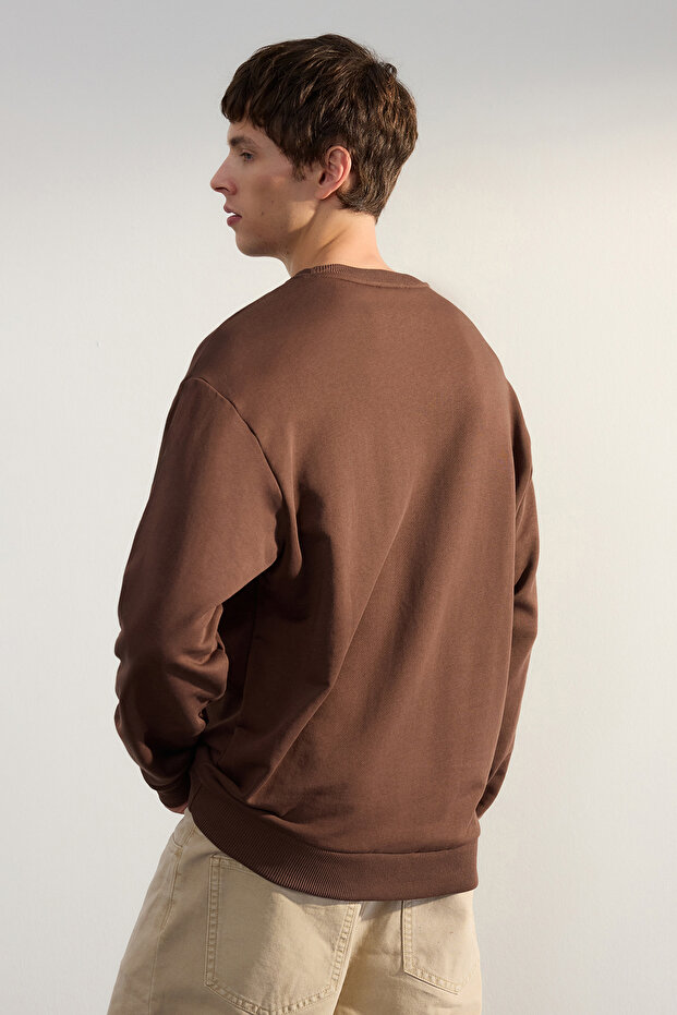 Koyu Kahverengi Bisiklet Yaka Oversize/Geniş Kesim Yazı Diagonal Sweatshirt TMNAW24SW00039 - 5