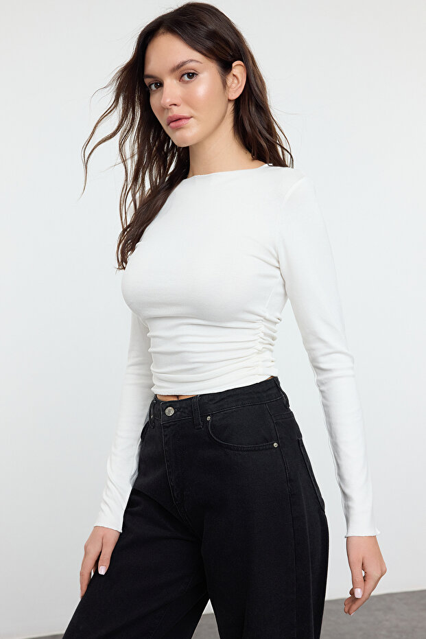 Ekru Viskon/Yumuşak Kumaşlı Fitted Büzgü/Drape Detaylı Kayık Yaka Esnek Örme Bluz TWOAW25BZ00225 - 1
