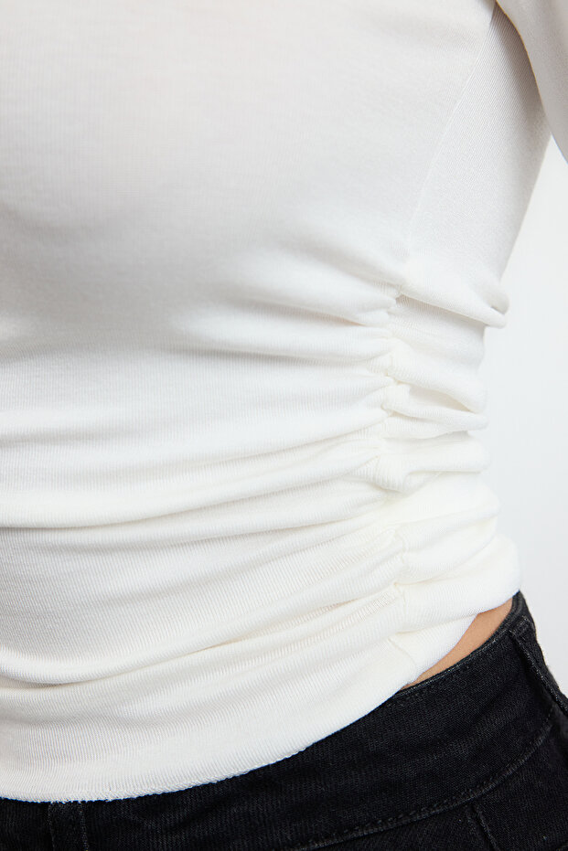 Ekru Viskon/Yumuşak Kumaşlı Fitted Büzgü/Drape Detaylı Kayık Yaka Esnek Örme Bluz TWOAW25BZ00225 - 4