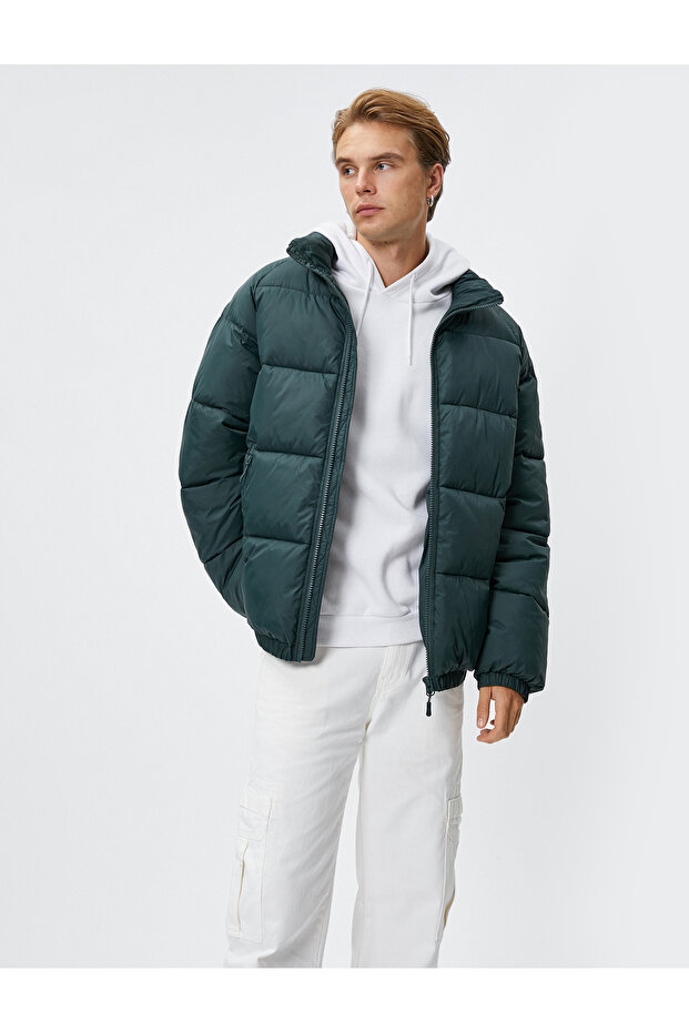 Puffer Jacket Stand Collar Zipper Label Printed Pocket Detailed