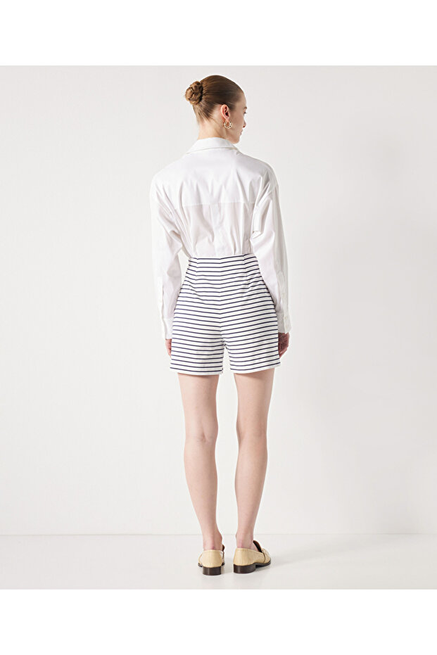 شورت بنمط خط بأزرار معدنية - 6