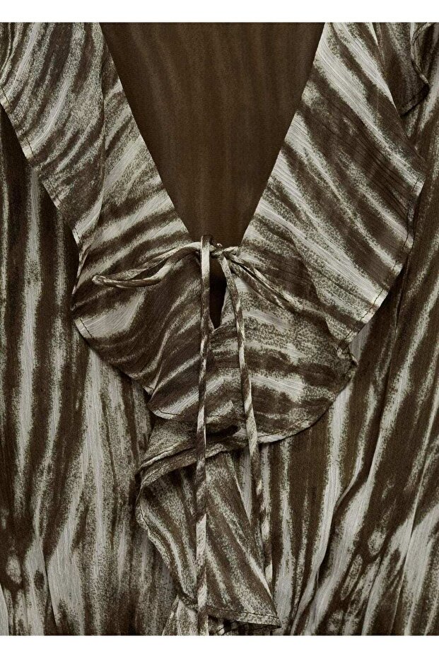 Kurzes Kleid mit Volantmuster - 7