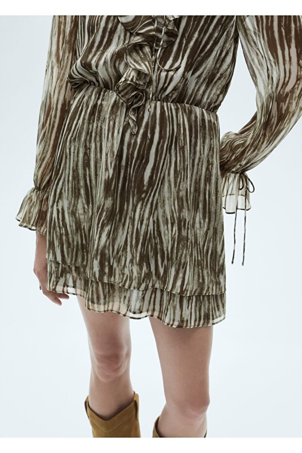 Kurzes Kleid mit Volantmuster - 8