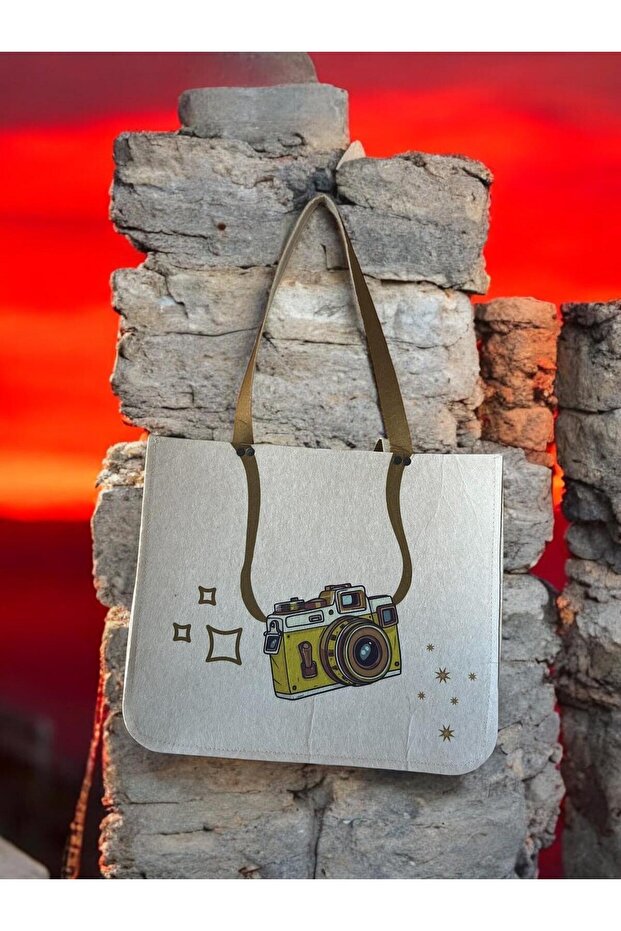 Digital Printed Felt Shoulder Bag with Cheerful Figures, New Trend with Camera Characters