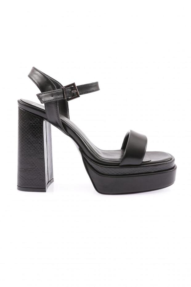 92 Women's Strappy Heeled Shoes