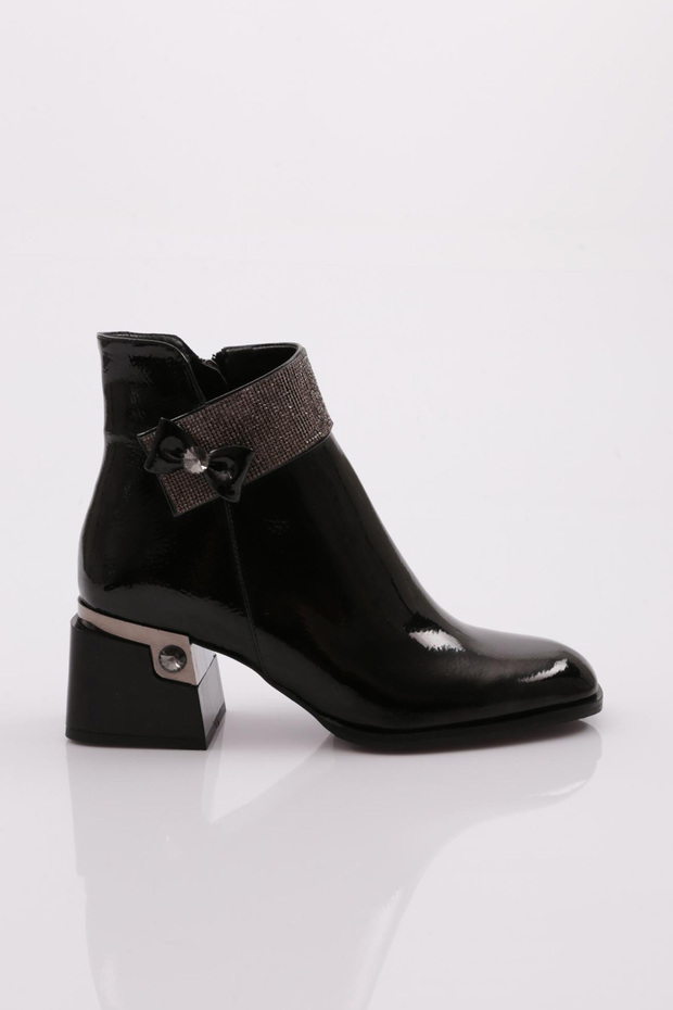 Black Patent Leather Wrinkled Women's Heeled Boots - 421273488