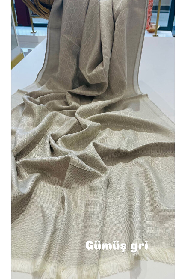 A Quality One-Way Wool Shawl