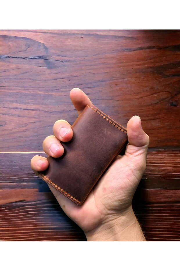 حامل بطاقات أنيق من الجلد الطبيعي مزود بمشابك