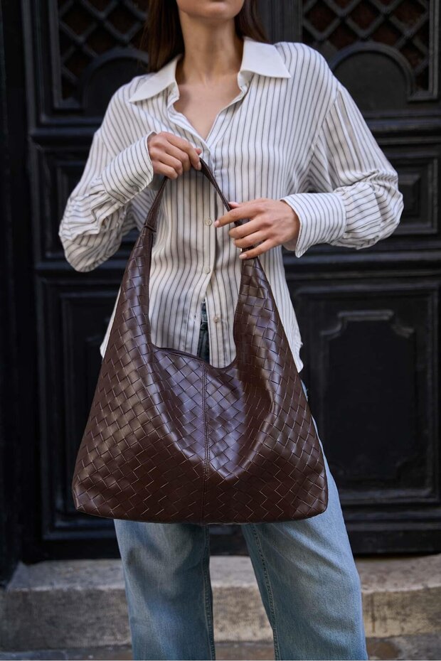 Braune Damen-Schultertasche aus gestricktem, gemustertem Bottega-Leder - 2