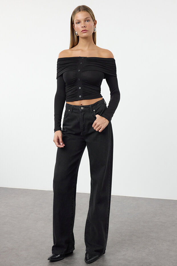 Siyah Büzgü/Drape Detaylı Düğme Detaylı Carmen Yaka Crop Örme Bluz TWOAW25BZ00240 - 2