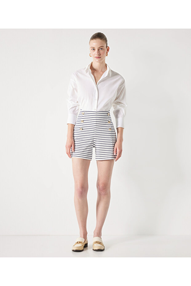 شورت بنمط خط بأزرار معدنية - 1