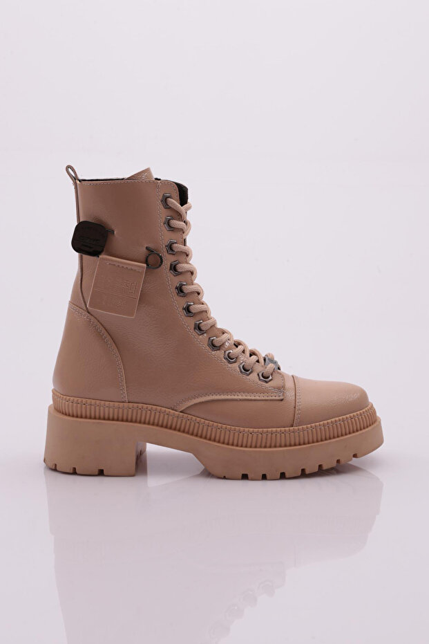 K9024 Women's Accessory Lace-Up Boots Nude Crinkled Patent Leather